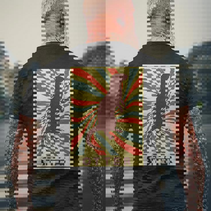 カワウソ 動物 レトロ ヴィンテージ カワウソ メンズTシャツ バックプリント 高齢者への贈り物