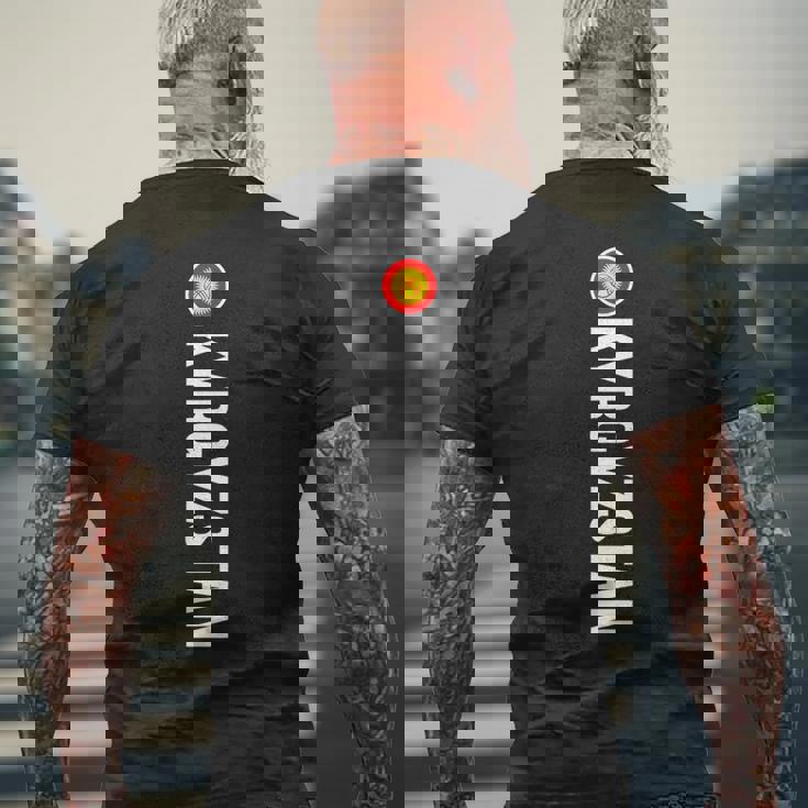キルギス国旗 縦 メンズTシャツ バックプリント 高齢者への贈り物
