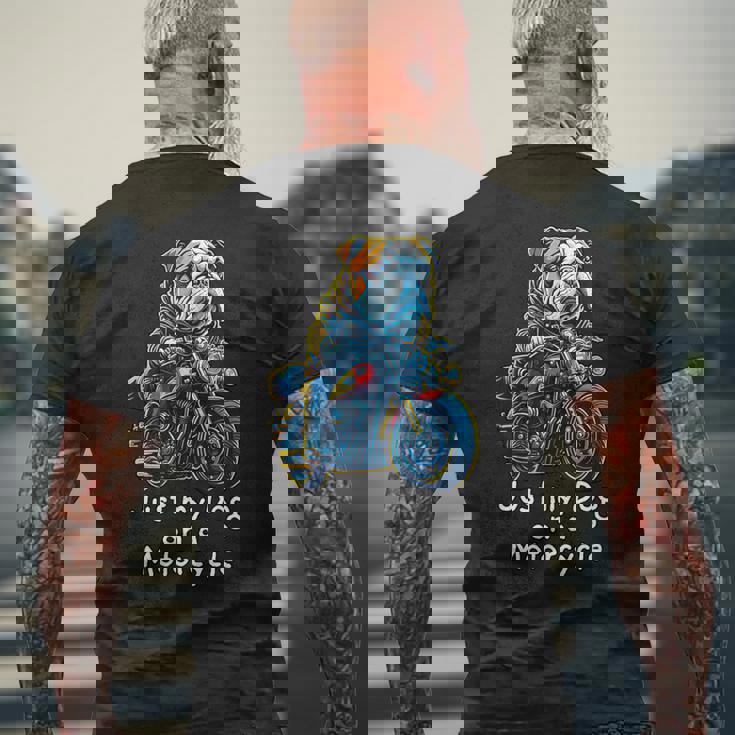 クリスマスのバイクに乗るかわいいイングリッシュブルドッグ。 メンズTシャツ バックプリント 高齢者への贈り物