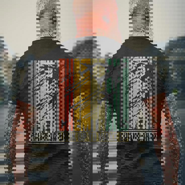 ケムトレイルは目を覚ますために見上げる メンズTシャツ バックプリント 高齢者への贈り物