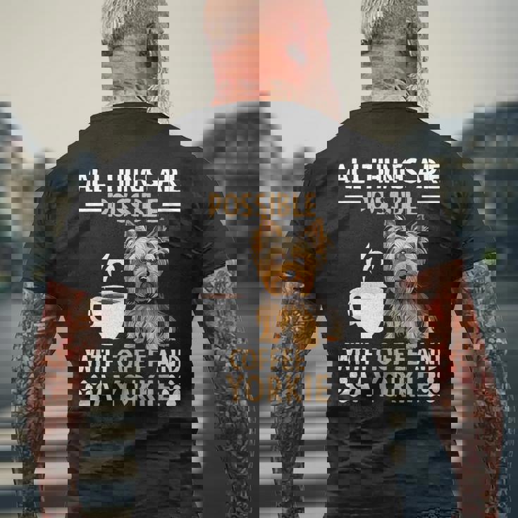 コーヒーとヨーキー ヨークシャー テリアでできるすべてのこと メンズTシャツ バックプリント 高齢者への贈り物