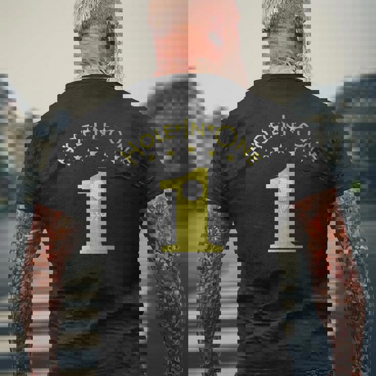 ゴルファーのためのゴルフホールインワン2026スポーツテーマゴルフデザイン Hole In One 2026 メンズTシャツ バックプリント 高齢者への贈り物