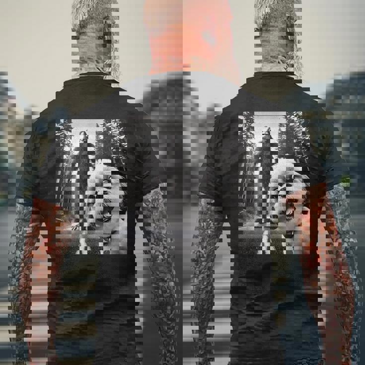 シーズーとビッグフットの森の冒険 メンズTシャツ バックプリント 高齢者への贈り物