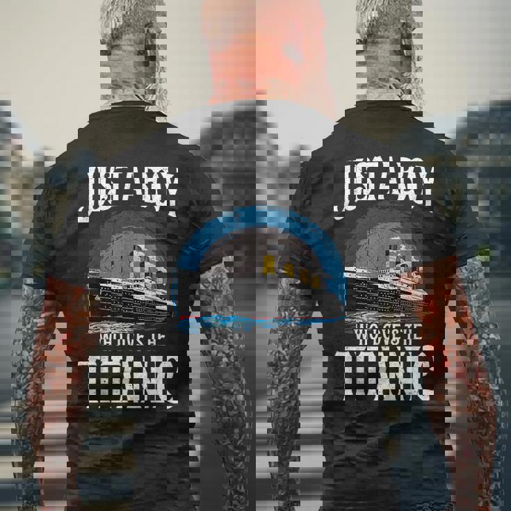 タイタニック号を愛する少年 ヴィンテージ船 タイタニック愛好家 メンズTシャツ バックプリント 高齢者への贈り物