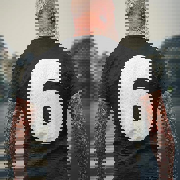 タイポグラフィ 太字表示 6番 数字 6 メンズTシャツ バックプリント 高齢者への贈り物