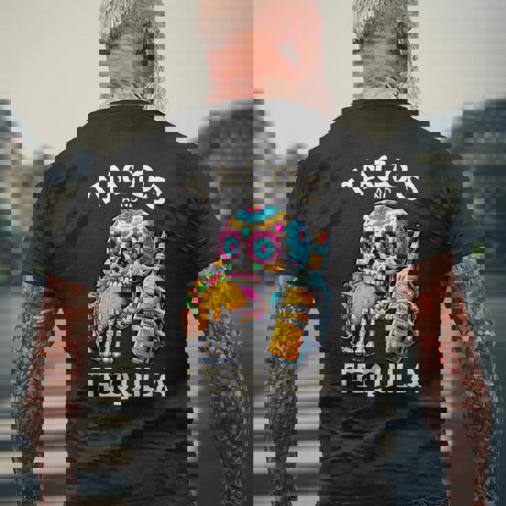 タコスとテキーラ キャンディスカル シンコ・デ・マヨ ロス・ムルトス メンズTシャツ バックプリント 高齢者への贈り物