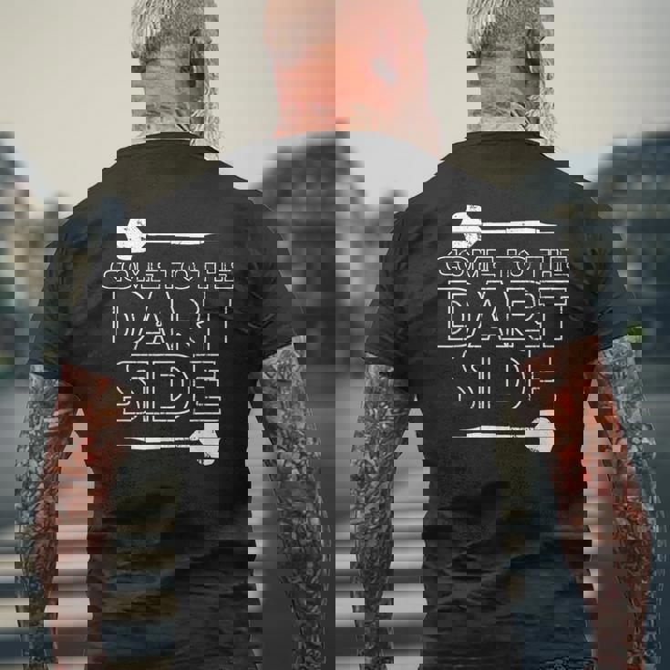 メンズ ダーツボード ダーツボード 面白いことわざダーツスポーツ メンズTシャツ バックプリント 高齢者への贈り物