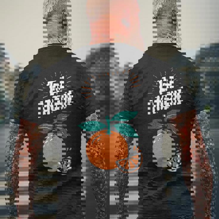 チーム タンジェリン メンズTシャツ バックプリント 高齢者への贈り物