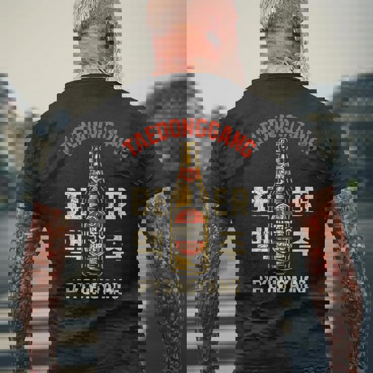 テドンガン ビール 平壌 北朝鮮 ソビエト アンティーク調 メンズTシャツ バックプリント 高齢者への贈り物