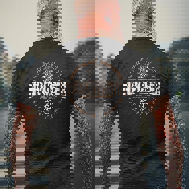 ニューカッスル北東部イングランド座標ラベル 2C メンズTシャツ バックプリント 高齢者への贈り物