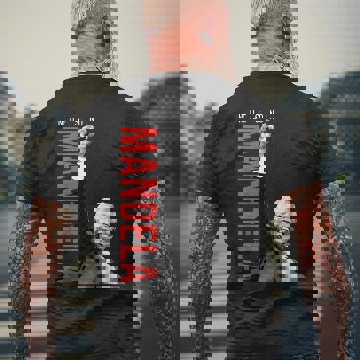 ネルソン・マンデラ 上げた 右手拳 食いしばり マンデラの日 メンズTシャツ バックプリント 高齢者への贈り物