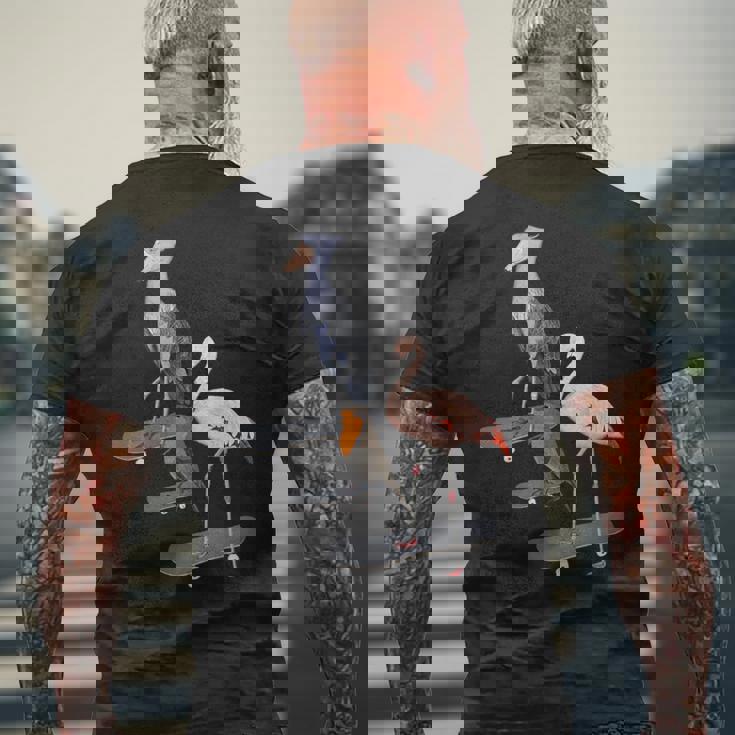 ハシビロコウ フラミンゴ スケートボード 鳥 動物 図 バードウォッチング 贈り物 鳥類学者 生物学者 自然科学 メンズTシャツ バックプリント 高齢者への贈り物