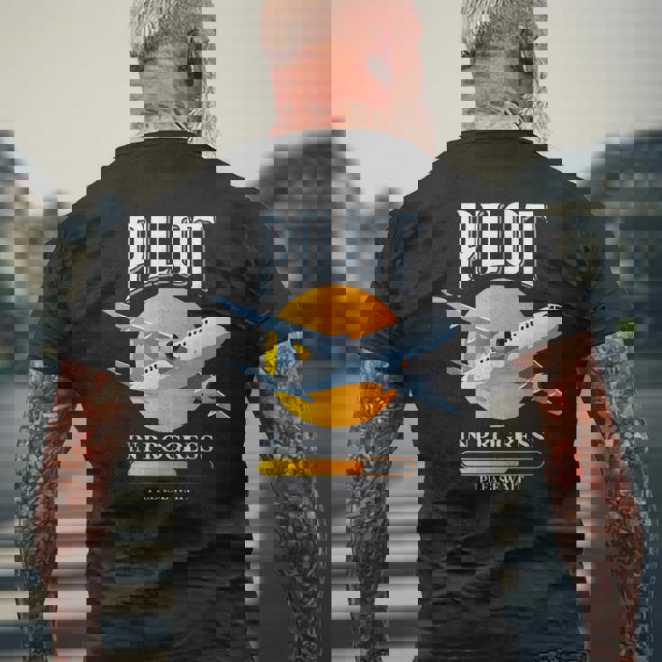 パイロット・イン・プログレス飛行機航空学校飛行機 メンズTシャツ バックプリント 高齢者への贈り物