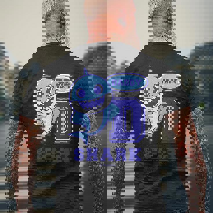 パパシャーク・レトロ・ベイシャーク・サメなかぞく・プレゼント・キッズ・メンズ・ウーマンズ メンズTシャツ バックプリント 高齢者への贈り物