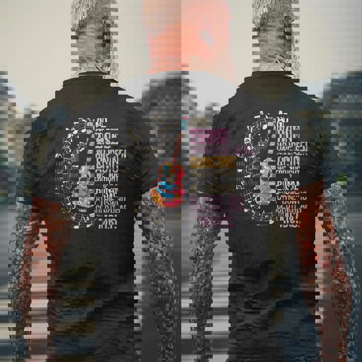 ヒッピーギターと平和の踊りを見た者たち メンズTシャツ バックプリント 高齢者への贈り物