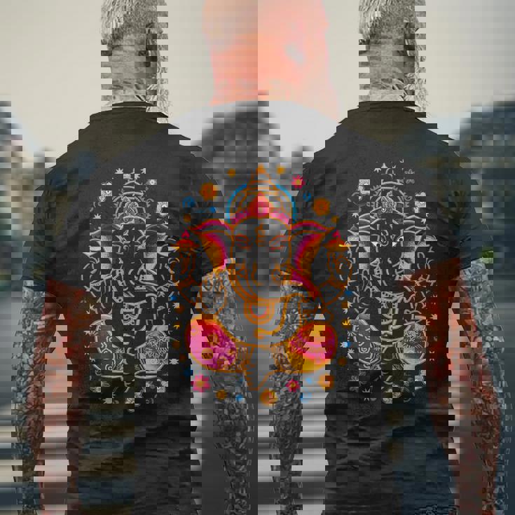 ヒンドゥー教 ガネーシャ プージャ 象 神 インド 瞑想 ヨガ ムルティ メンズTシャツ バックプリント 高齢者への贈り物