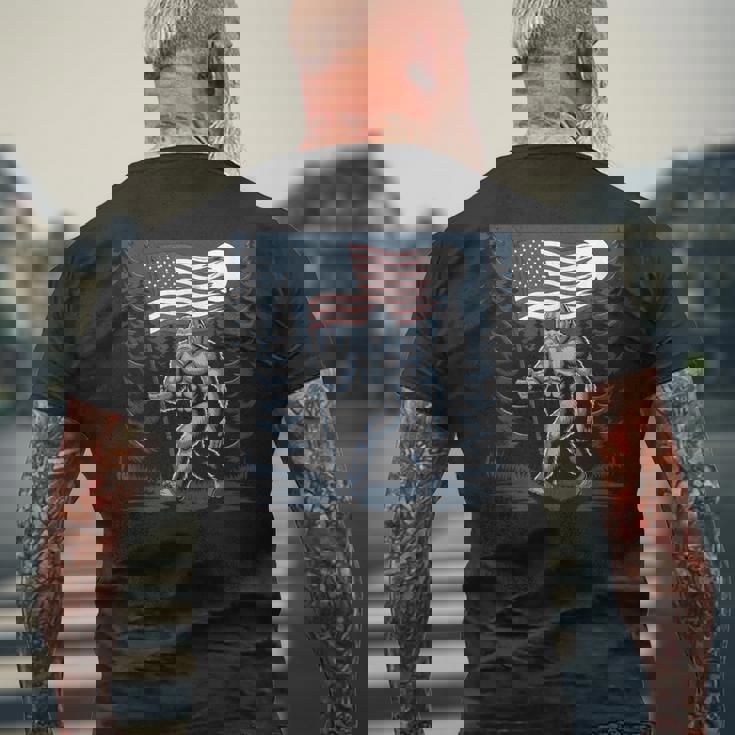 ビッグフット サスカッチ アメリカ国旗 愛国的 7月4日 アメリカ メンズTシャツ バックプリント 高齢者への贈り物