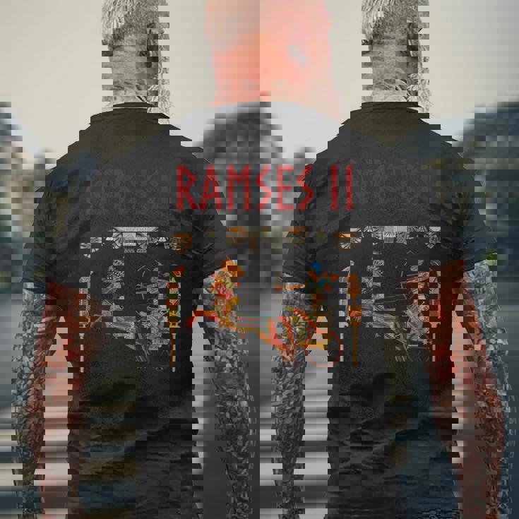 ファラオ・ラムセス2世 戦車 古代エジプト メンズTシャツ バックプリント 高齢者への贈り物