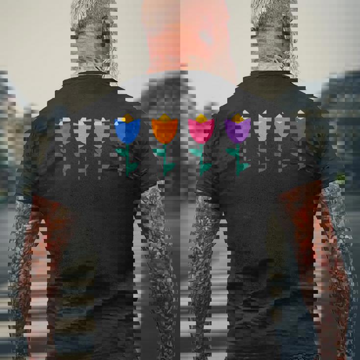 ブルー、オレンジ、ピンク、パープルのチューリップ。 メンズTシャツ バックプリント 高齢者への贈り物