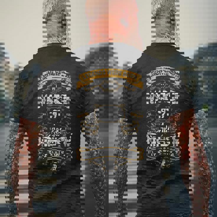 レトロな55歳の誕生日の伝説は1971年3月に誕生しました。 メンズTシャツ バックプリント 高齢者への贈り物