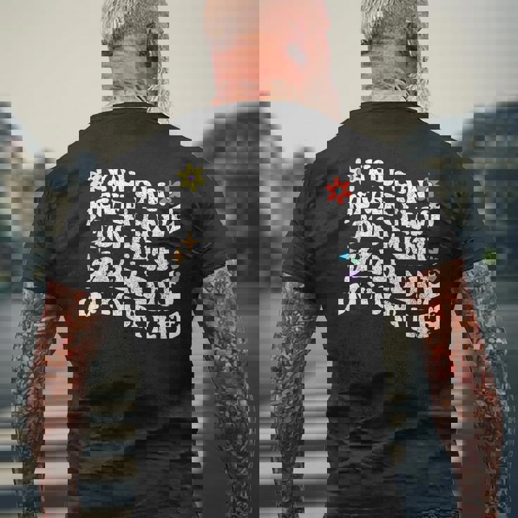 レトログルーヴィー。シャデーが多すぎることはありません。 メンズTシャツ バックプリント 高齢者への贈り物