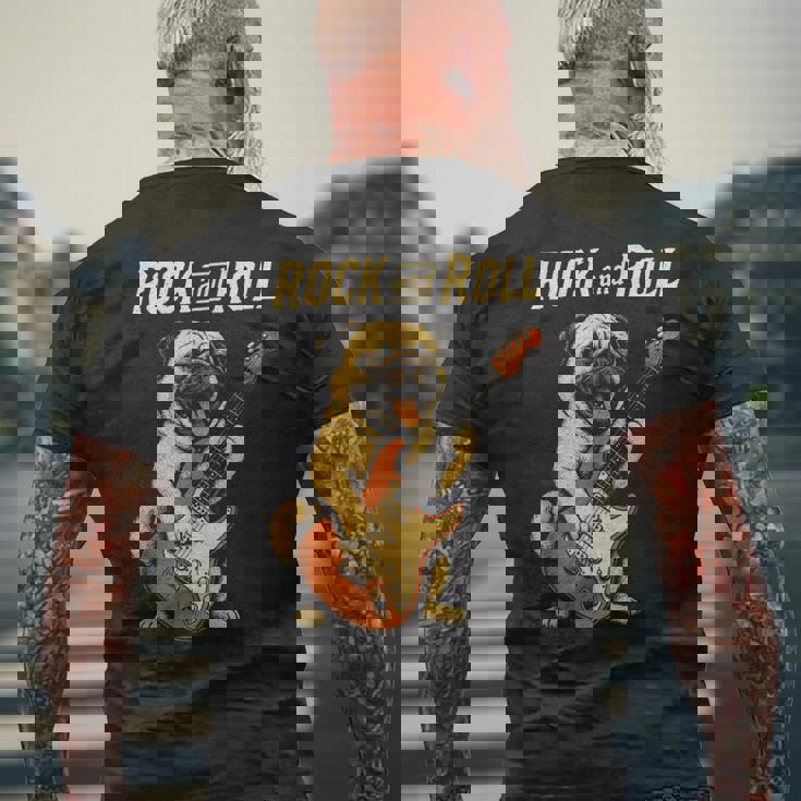 ロックするパグ犬 ギター演奏の面白デザイン メンズTシャツ バックプリント 高齢者への贈り物