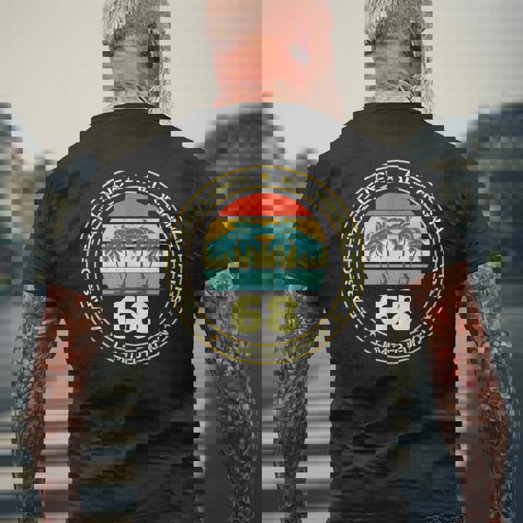 ヴィンテージ 68歳の誕生日のデコレーション 男性用 68歳の誕生日 メンズTシャツ バックプリント 高齢者への贈り物