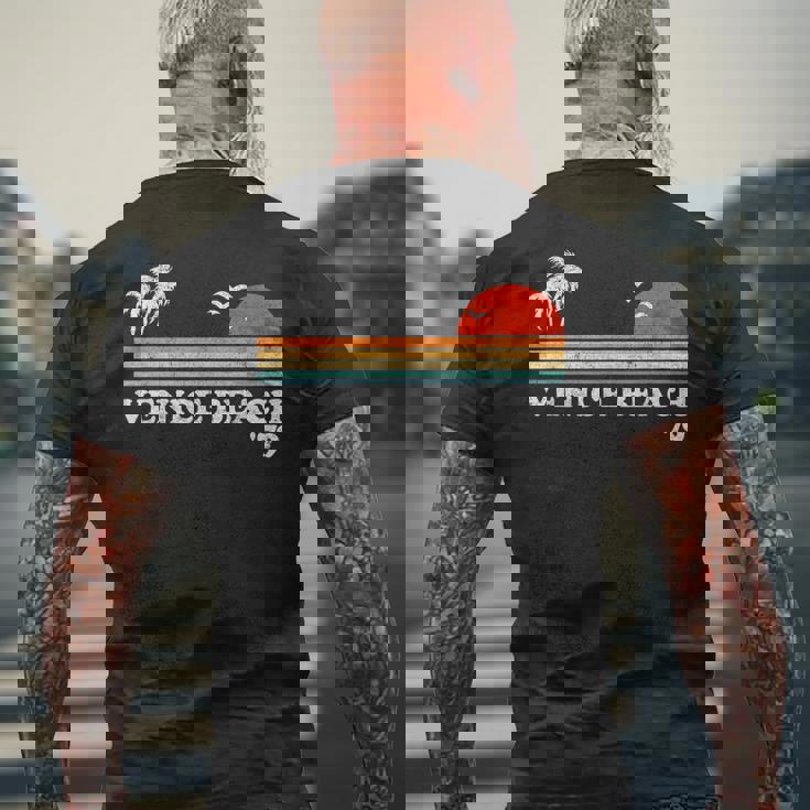 ヴィンテージ ベニス ビーチ カリフォルニア レトロ サンセット サーフィン 70年代のギフト メンズTシャツ バックプリント 高齢者への贈り物