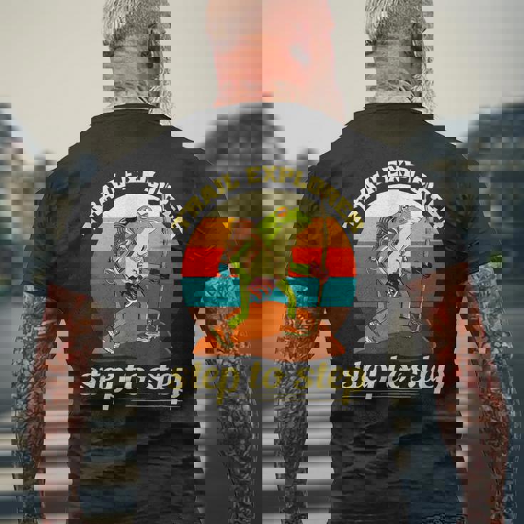 一歩ずつ、面白いカエルのハイキング山 メンズTシャツ バックプリント 高齢者への贈り物