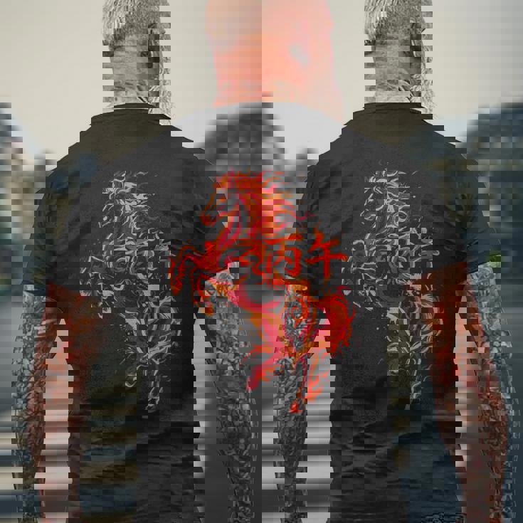 丙午 火の馬 墨絵 ストリートアート 筆文字 和柄 漢字 グラフィック 赤い炎 デザイン 日本風 メンズTシャツ バックプリント 高齢者への贈り物