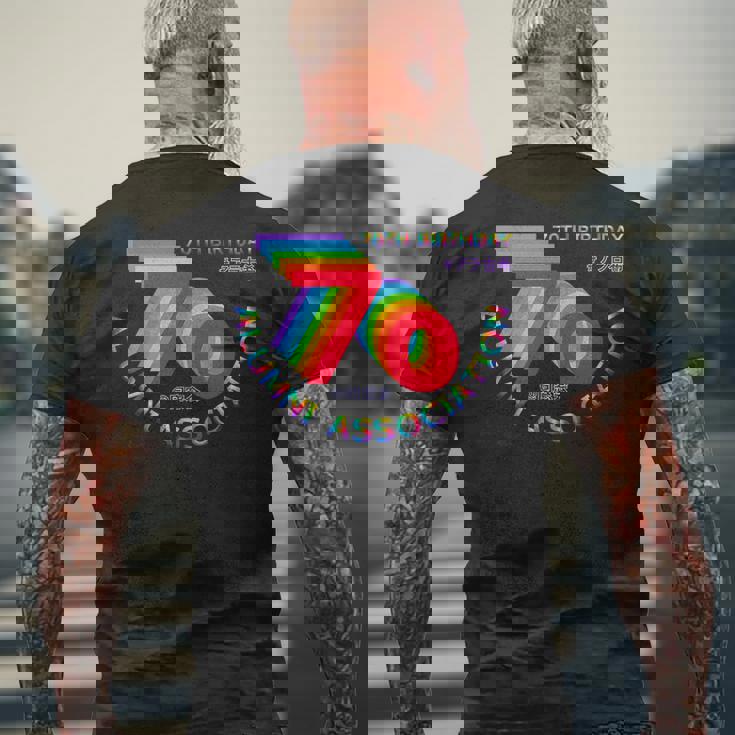 古希 同窓会 70歳 アラ古希 70歳誕生日 古希祝い 長寿 七色 70古希の集まり レインボーカラー 虹色 メンズTシャツ バックプリント 高齢者への贈り物