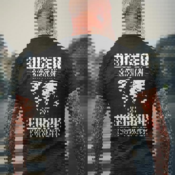 地理教師 地理学者 世界地図 学習史 メンズTシャツ バックプリント 高齢者への贈り物