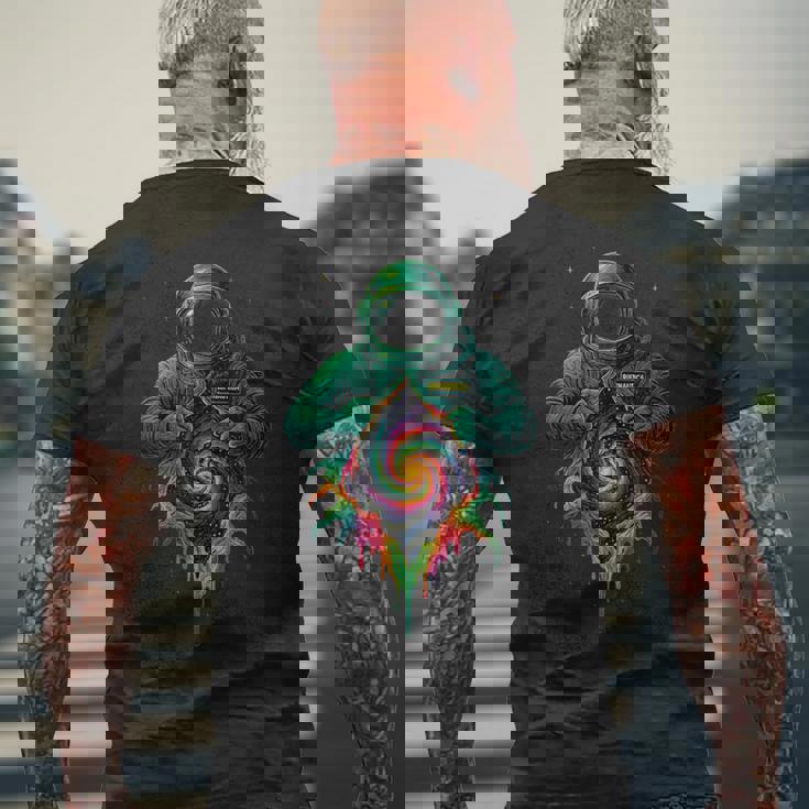 宇宙飛行士が宇宙の裂け目 メンズTシャツ バックプリント 高齢者への贈り物