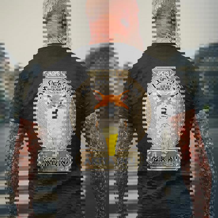 幸せはビールを持つ老人にあり 秋田犬 メンズTシャツ バックプリント 高齢者への贈り物