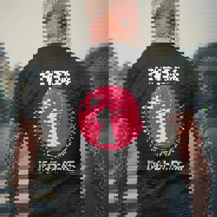 弓道は絶対にお見逃しません おもしろジャパンアーチェリー 弓道アイデア メンズTシャツ バックプリント 高齢者への贈り物