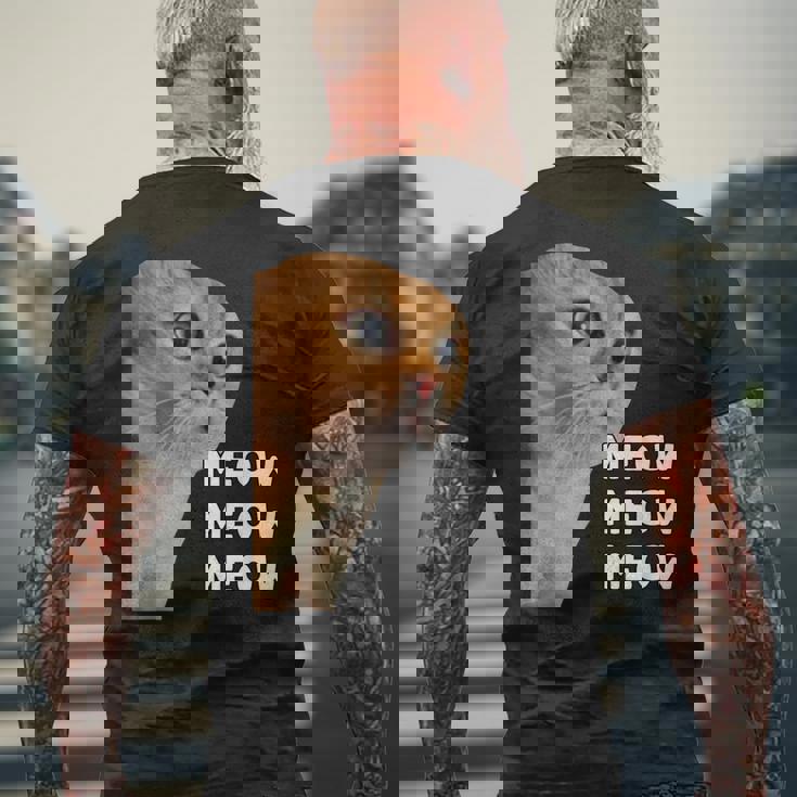 愚かなおしゃべり猫のミームニャーニャーニャー。 メンズTシャツ バックプリント 高齢者への贈り物