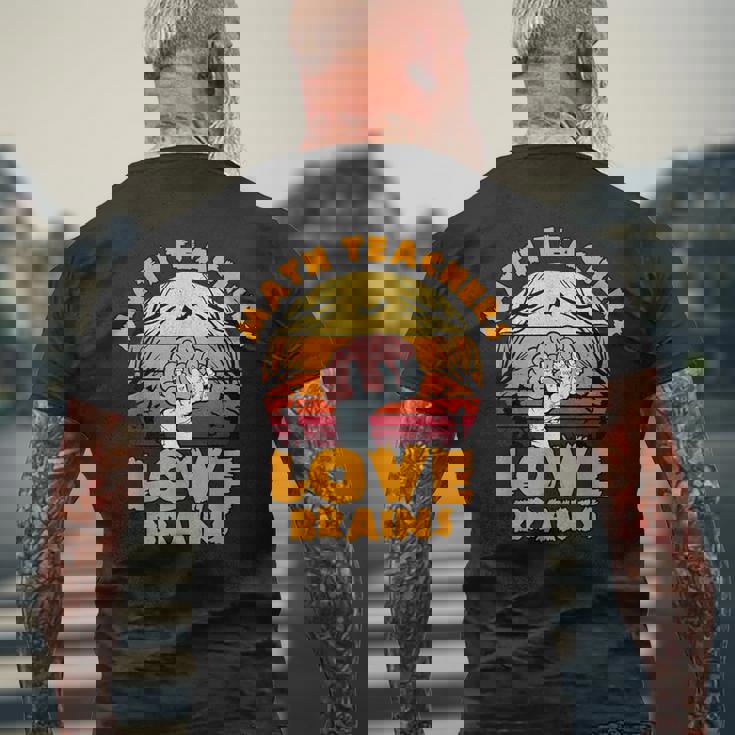 数学教師 Love Brains おもしろハロウィン ゾンビテーマ メンズTシャツ バックプリント 高齢者への贈り物