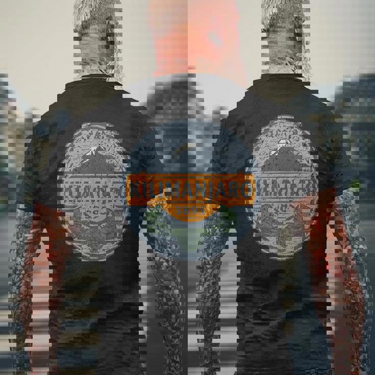 旅行 アフリカ タンザニア セレンゲティ キリマンジャロ山 バケーション メンズTシャツ バックプリント 高齢者への贈り物