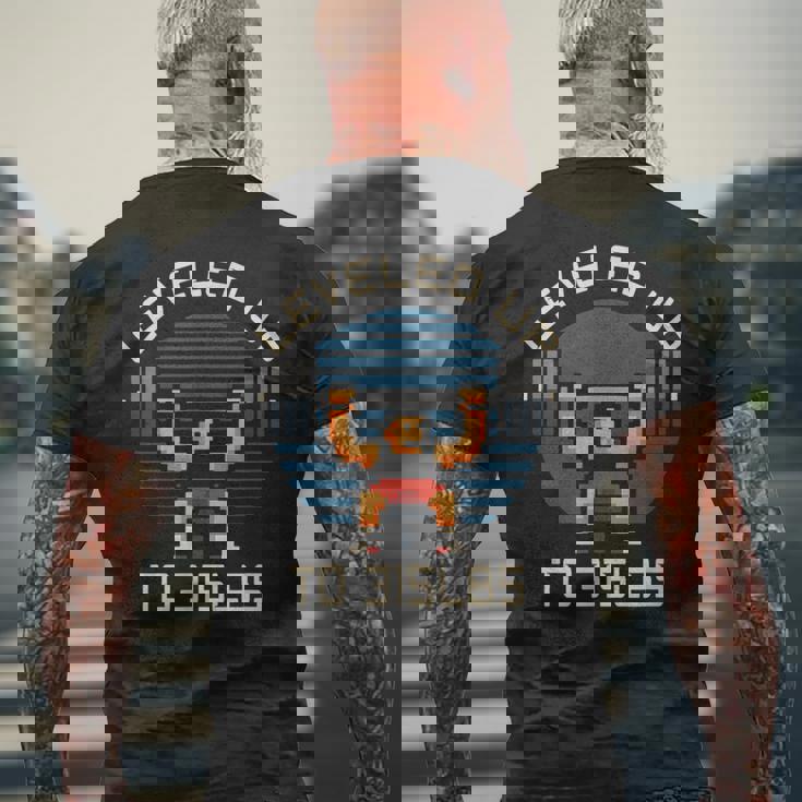 最大330ポンドのベンチプレスゲーマーフィットネスレベル。 メンズTシャツ バックプリント 高齢者への贈り物