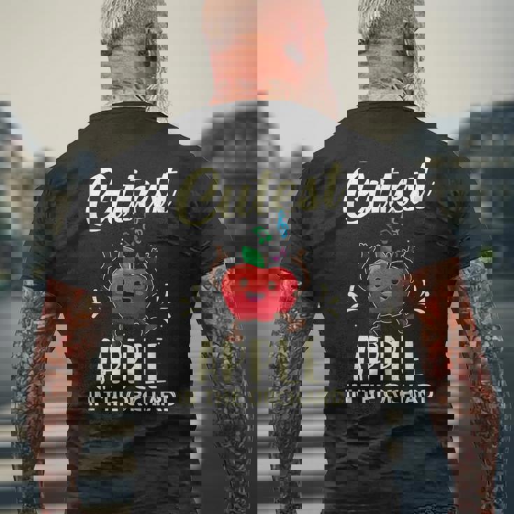 果樹園で一番かわいいリンゴ摘みシーズン。 メンズTシャツ バックプリント 高齢者への贈り物