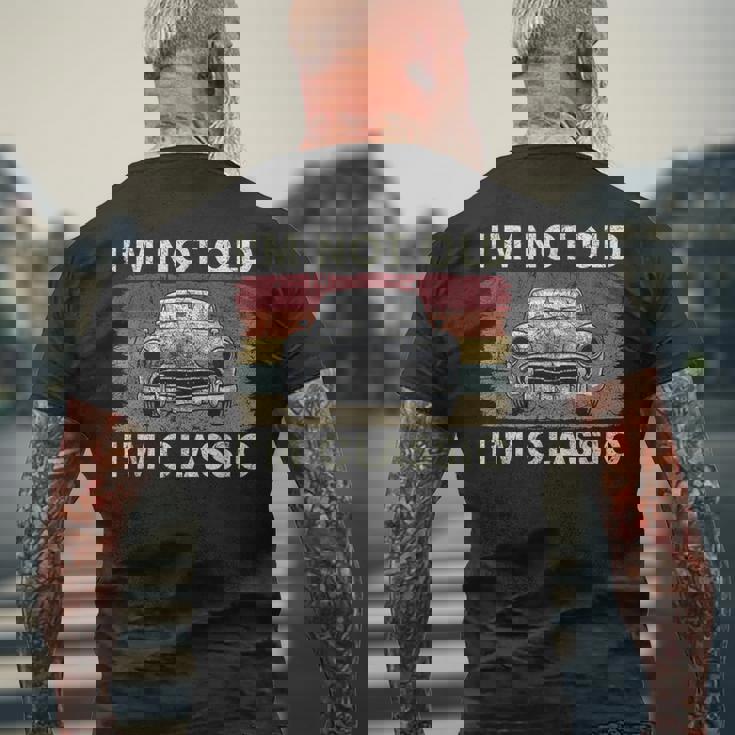 私は年をとっていない私はクラシックで面白い車好きの男性お父さんパパおじいちゃん メンズTシャツ バックプリント 高齢者への贈り物