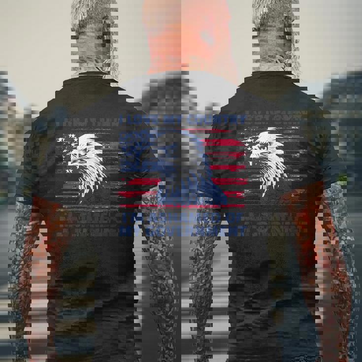 私は自分の国が大好きで、自分の政府が恥ずかしい メンズTシャツ バックプリント 高齢者への贈り物