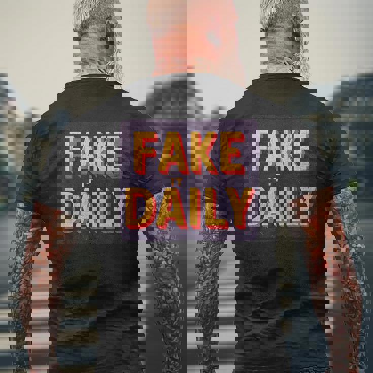 素晴らしいフェイクイットデイリーステートメントエンブレム。 メンズTシャツ バックプリント 高齢者への贈り物