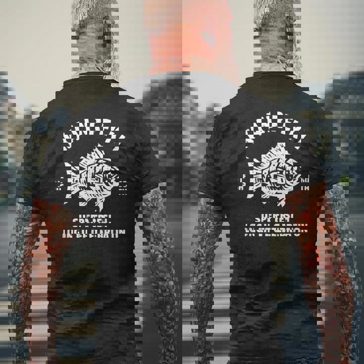 還暦祝い 魚釣りが趣味の60歳に贈る特別なお祝い 長寿・安全・大漁祈願 かっこいい メンズTシャツ バックプリント 高齢者への贈り物