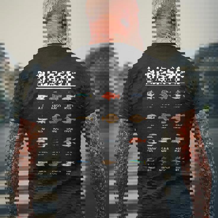 釣り魚ガイド アジ カツオ 鱚 カレイ 平目 サンマ 真鯛 鰯 マゴチ ブリ 太刀魚 釣り好き 海釣り 船釣り 釣り メンズTシャツ バックプリント 高齢者への贈り物