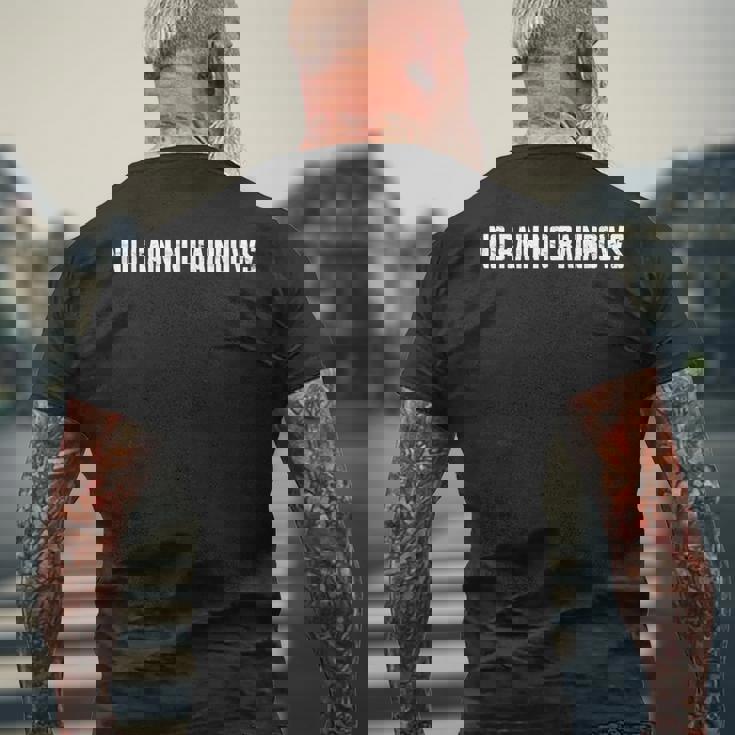 雨なし 虹色 ハワイアンことわざ メンズTシャツ バックプリント 高齢者への贈り物