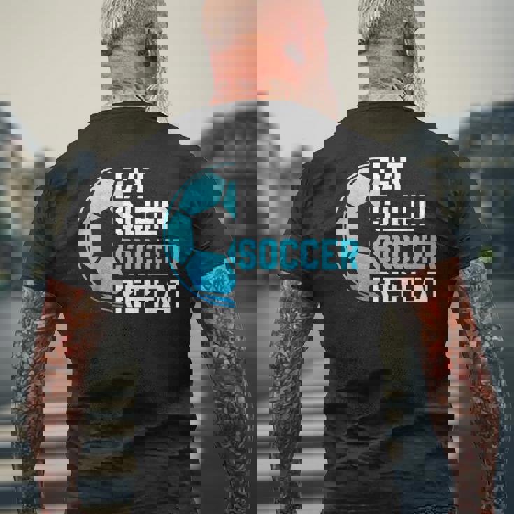 食べる、寝る、サッカーを繰り返す、面白いスポーツ、サッカー愛好家 メンズTシャツ バックプリント 高齢者への贈り物