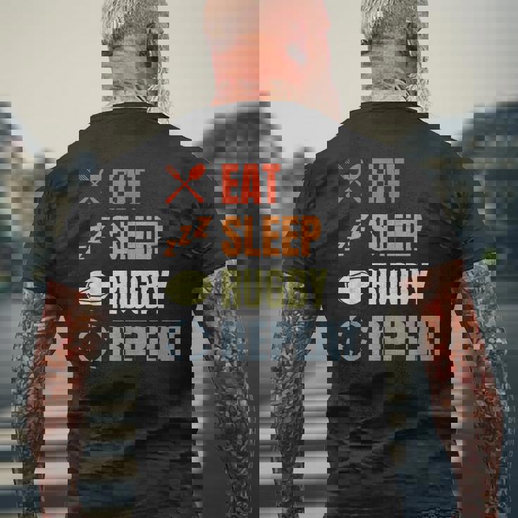 食べる寝るラグビーリピートラグビーコーチチームスポーツ メンズTシャツ バックプリント 高齢者への贈り物