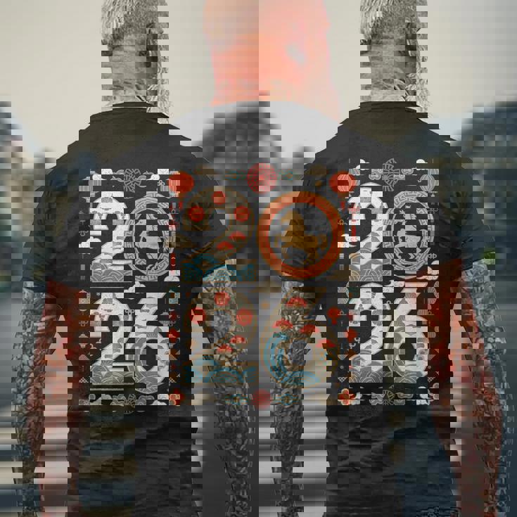 馬の年 – 干支 2026年 メンズTシャツ バックプリント 高齢者への贈り物