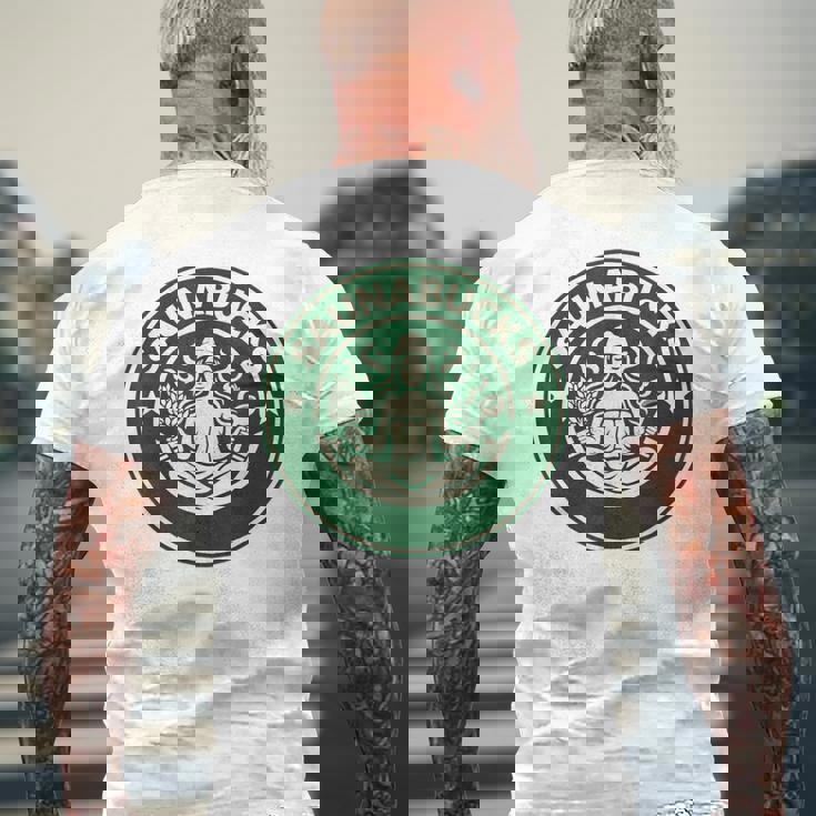 Saunabucks サウナ パロディ サウナー向け おもしろデザイン ととのう グッズ おもしろ 文字 スタバ カフェ メンズTシャツ バックプリント 高齢者への贈り物